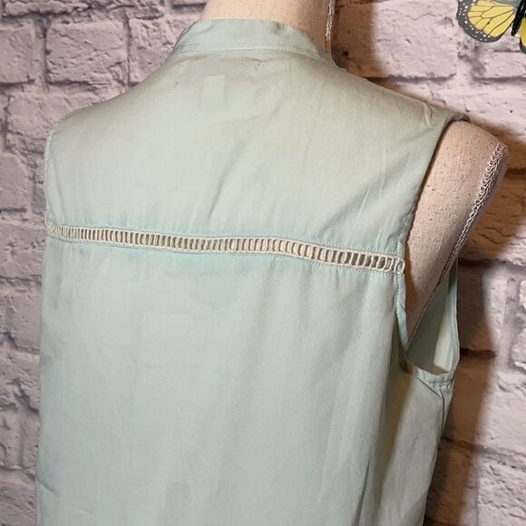 Olive & Oak Sleeveless Partial Button Down Top Size Small - Picture 6 of 7